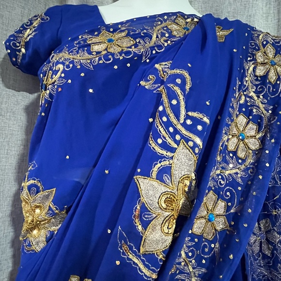 Gorgeous Saree with stitched blouse - Picture 2 of 4